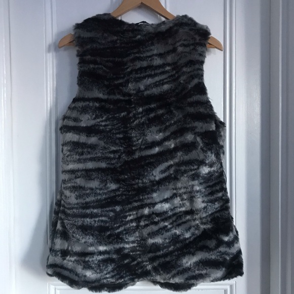 🎉Sold 🎉 Faux chinchilla fur vest - Picture 2 of 4